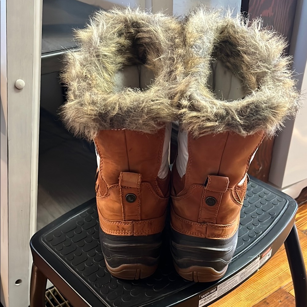 The North Face Tan and White Winter Boots - Picture 4 of 11